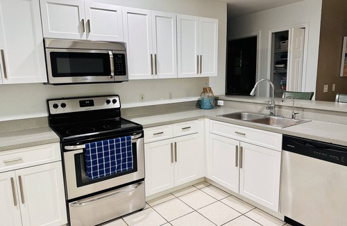 San Carlos Park House | 🌴Palm Breezes Vacation- pool, close to beaches, shopping, restaurants dogs ok!