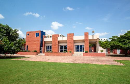 Jaipur District Villa | Palm Familia-6BHK Italian Farmhouse with Cook