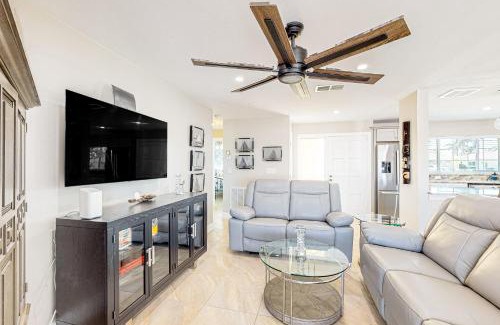Yacht Club House | Palm Hideaway