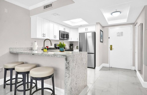 Coconut Grove Apartment | Palm Oasis Pool + Free Parking