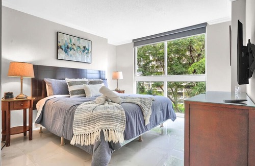 Coconut Grove Apartment | Palm Oasis Pool + Free Parking