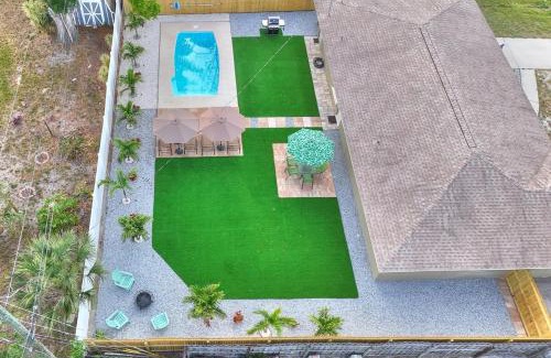 South Pinellas Community Council House | Palm Oasis-Serene Backyard Private Poolside