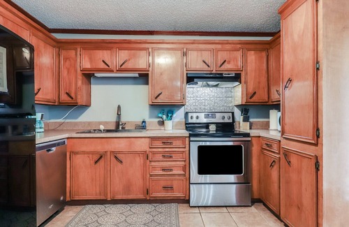 Lafayette House | PALM SPRINGS- 2Master Suites, Style & Location! “No chores” at checkout!