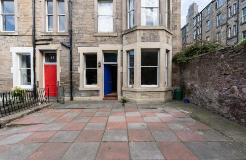 Bruntsfield Apartment | Palm Tree Apartment- Period Home with Cat