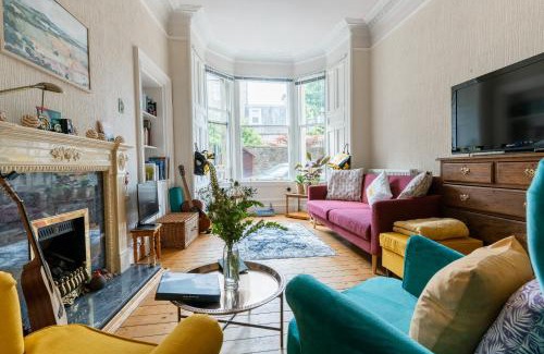 Bruntsfield Apartment | Palm Tree Apartment- Period Home with Cat