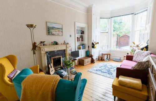 Bruntsfield Apartment | Palm Tree Apartment- Period Home with Cat