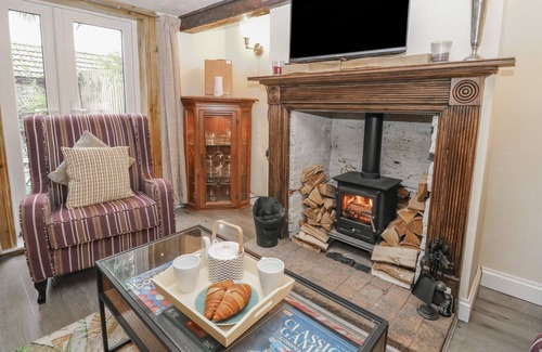 Caister-on-Sea Cottage | PALM TREE COTTAGE, pet friendly, with open fire in Caister-On-Sea