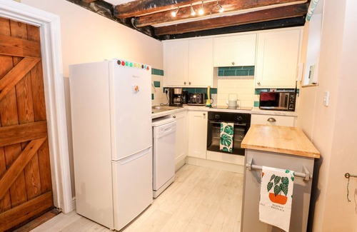 Caister-on-Sea Cottage | PALM TREE COTTAGE, pet friendly, with open fire in Caister-On-Sea
