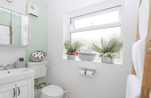 Caister-on-Sea Cottage | PALM TREE COTTAGE, pet friendly, with open fire in Caister-On-Sea