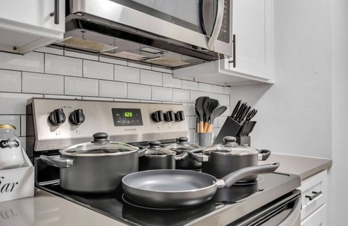 SoHo Apartment | Palma Ceia 2408F · Steps from Bayshore! King suite | Pool | Gym | E
