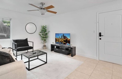SoHo Apartment | Palma ceia 2418D · Steps from Bayshore! King suite | Pool | Gym | F