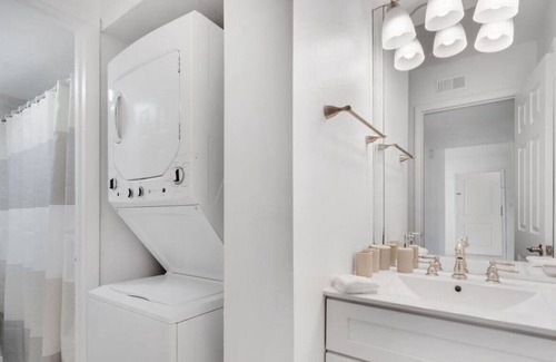 SoHo Apartment | Palma ceia 2418D · Steps from Bayshore! King suite | Pool | Gym | F