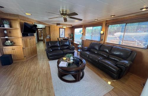 Seneca Boat Rental | Palmetto Paradise Houseboat