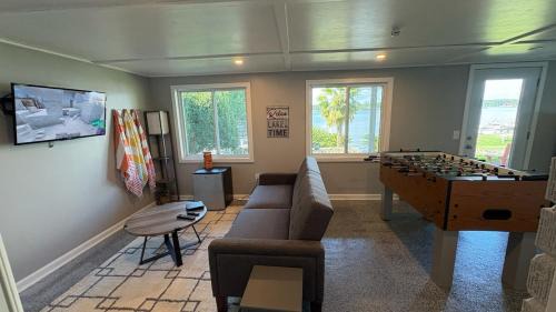 Chapin House | Palms in Paradise 2 Docks & Steps into Lake Murray