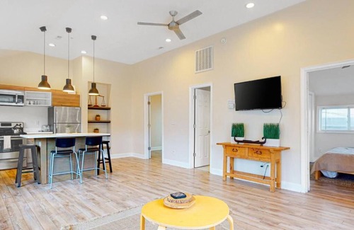 Folly Beach Condo | Palms Luxe Back- 1 BLOCK FROM BEACH ON CENTER ST