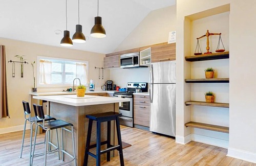 Folly Beach Condo | Palms Luxe Back- 1 BLOCK FROM BEACH ON CENTER ST