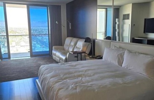 Las Vegas Hotel | Palms Place Hotel Mountain View with Open Balcony