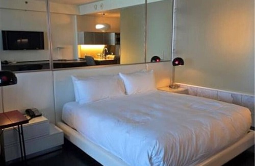 Las Vegas Hotel | Palms Place Hotel Mountain View with Open Balcony