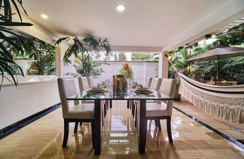 Cali House | Palms Reatreat with AC + Central location