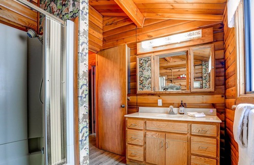 Ardenvoir Cabin | Panabode Log Cabin On The Banks Of The Scenic Chiwawa River