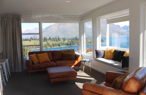 Queenstown House | Panorama Bach Amazing Views - Easy walk to town & lake. Stunning views & sunny.