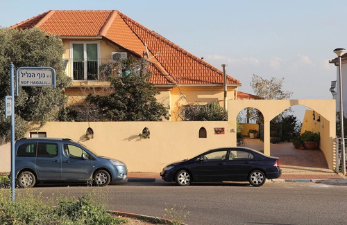 Nof Kinneret Apartment | Panorama View of Sea Of Galilee; Close to all atractions; Homemade Breakfast!