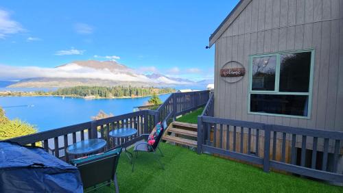 Queenstown House | Panoramic, 180 Degree Lake and Mountain Views from Every Room! Central Queenstown