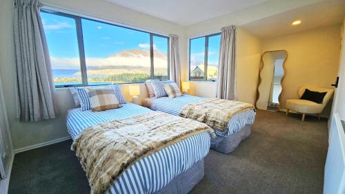 Queenstown House | Panoramic, 180 Degree Lake and Mountain Views from Every Room! Central Queenstown