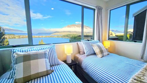 Queenstown House | Panoramic, 180 Degree Lake and Mountain Views from Every Room! Central Queenstown