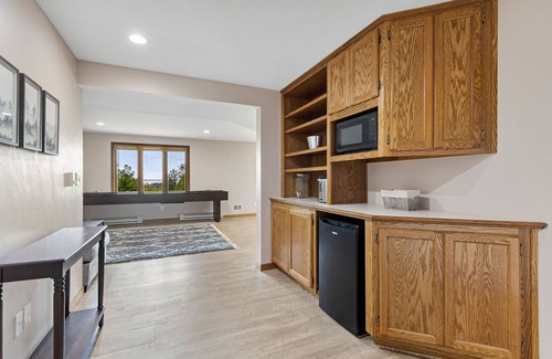 Green Bay House | Panoramic Bay Views: Spacious with Expansive Deck by RedAwning
