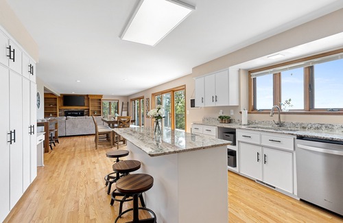 Green Bay House | Panoramic Bay Views: Spacious with Expansive Deck by RedAwning