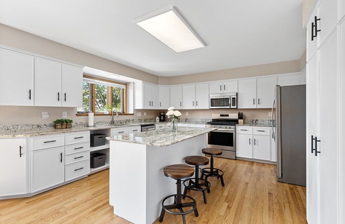 Green Bay House | Panoramic Bay Views: Spacious with Expansive Deck by RedAwning