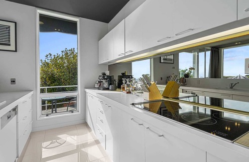 Mount Pleasant House | Panoramic City Views with Hot Tub