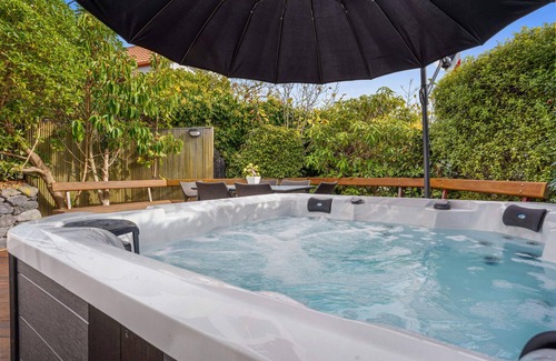 Mount Pleasant House | Panoramic City Views with Hot Tub