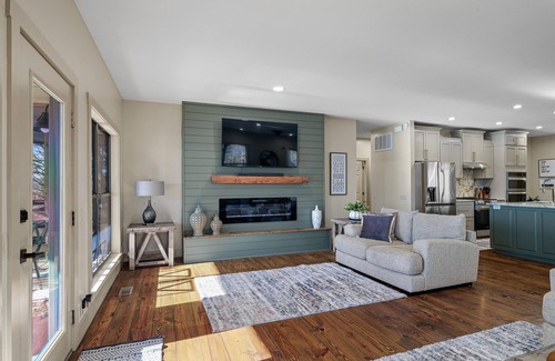 Rogers House | Panoramic Lake View! Minutes from Rogers! 10+ Guests