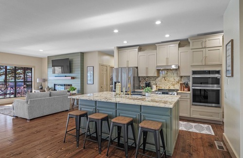 Rogers House | Panoramic Lake View! Minutes from Rogers! 10+ Guests