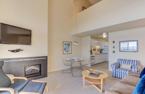Otter Rock Apartment | Panoramic Loft with King Bed & Full Kitchen