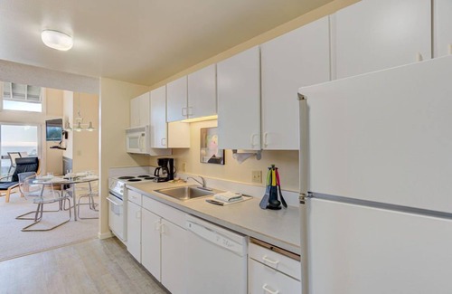 Otter Rock Apartment | Panoramic Loft with King Bed & Full Kitchen