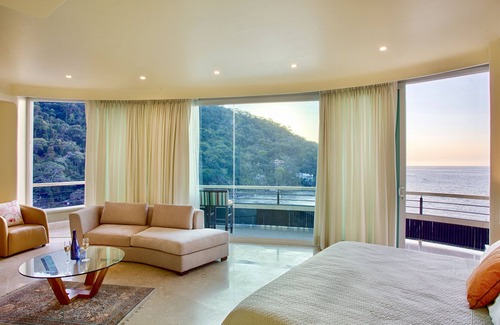 Boca de Tomatlan Villa | Panoramic Luxury Suite With Ocean, Gardens and Swimming Pool View