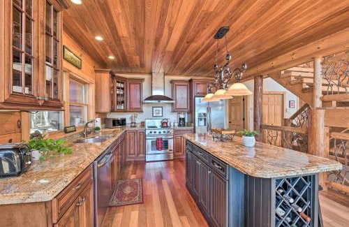 Waynesville House | Panoramic Mtn Views Luxe Smoky Mountain Cabin!