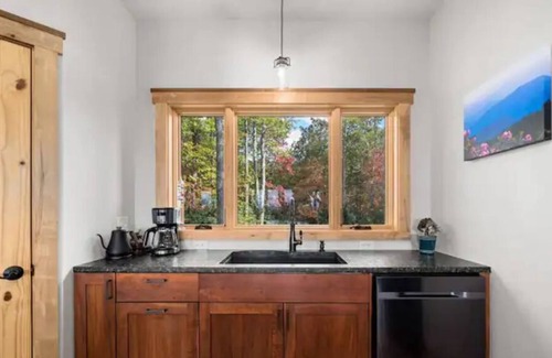 Penrose Cabin | Panoramic Mtn View’s-Sauna-Hot Tub-Game Room-Waterfalls, hiking, biking w/in min
