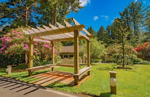 Otter Rock Condo | Panoramic Ocean-View Room with 2 Queen Beds