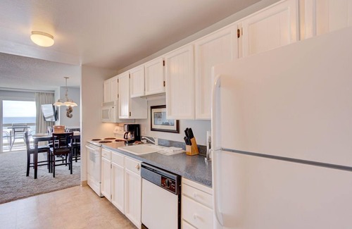 Otter Rock Apartment | Panoramic Ocean View Studio with Full Kitchen