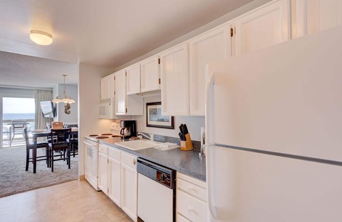 Otter Rock Apartment | Panoramic Ocean View Studio with Full Kitchen