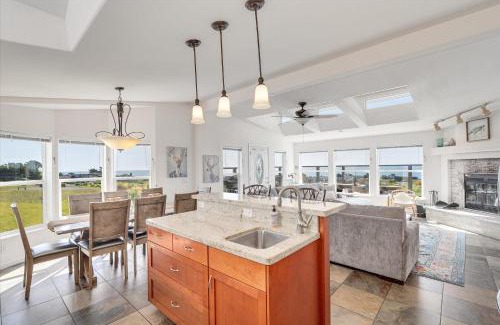 Sereno del Mar House | Panoramic Ocean Views With 3 King Beds, 2 Units, Firepit And Fireplace!