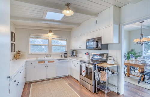 Gearhart House | Panoramic Ocean Views, Private Patio w/Fire Table, TV Room, Modern Updates.