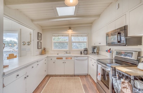Gearhart House | Panoramic Ocean Views, Private Patio w/Fire Table, TV Room, Modern Updates.