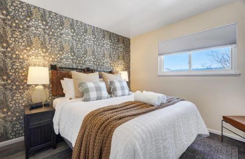 Central Colorado Springs House | Panoramic Point - Downtown King Full Kitchen