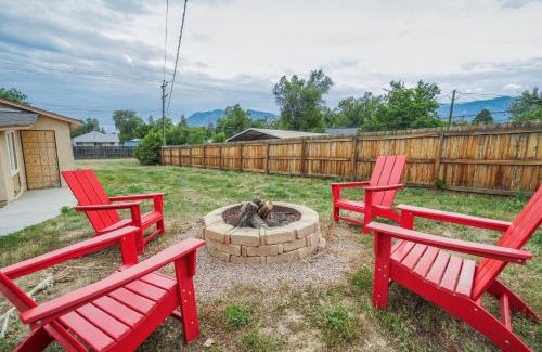 Central Colorado Springs House | Panoramic Point - Downtown King Full Kitchen