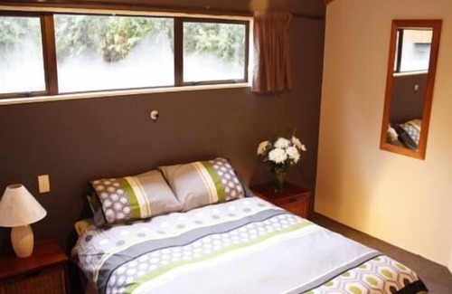 Pukawa House | Panoramic Pukawa getaway - pet friendly